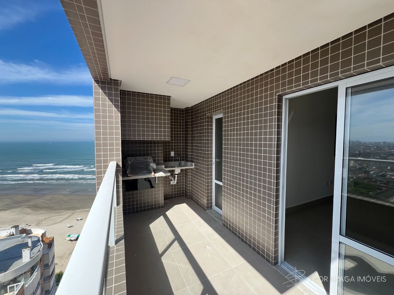 BELISSÍMO APARTAMENTO, À 50m DO MAR E LAZER COMPLETO