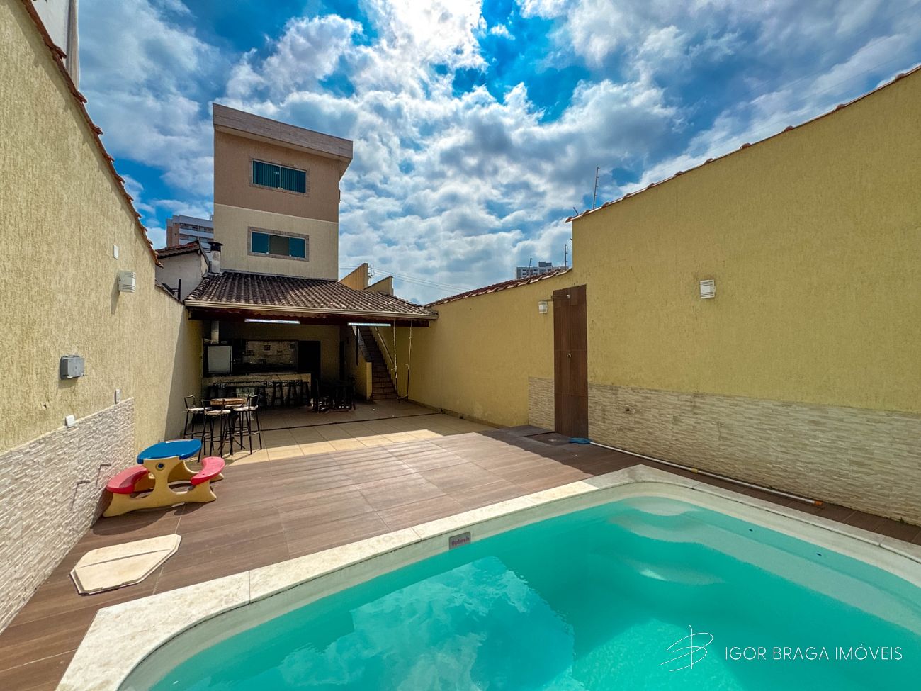 EXCELENTE SOBRADO, AMPLO E À 700M DO MAR