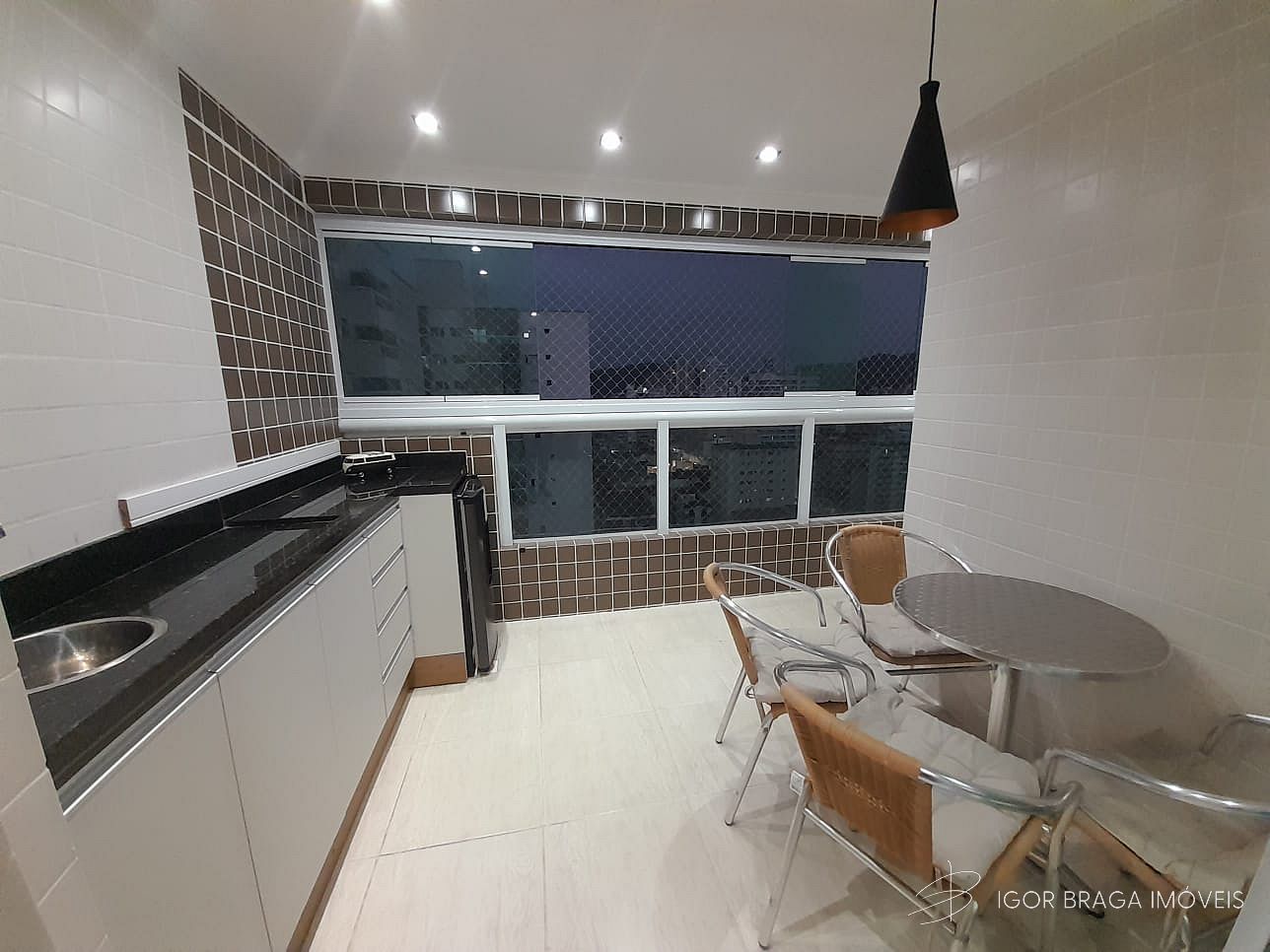 EXCELENTE APARTAMENTO, À 150M DO MAR E LAZER COMPLETO