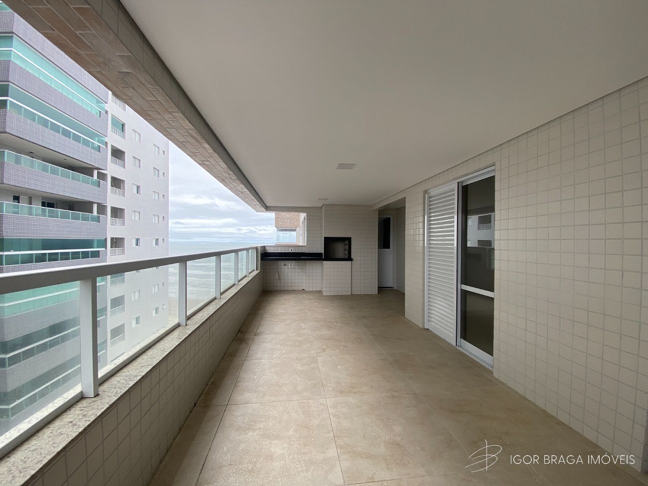 BELÍSSIMO APARTAMENTO, AMPLO, FINO ACABAMENTO E LAZER COMPLETO