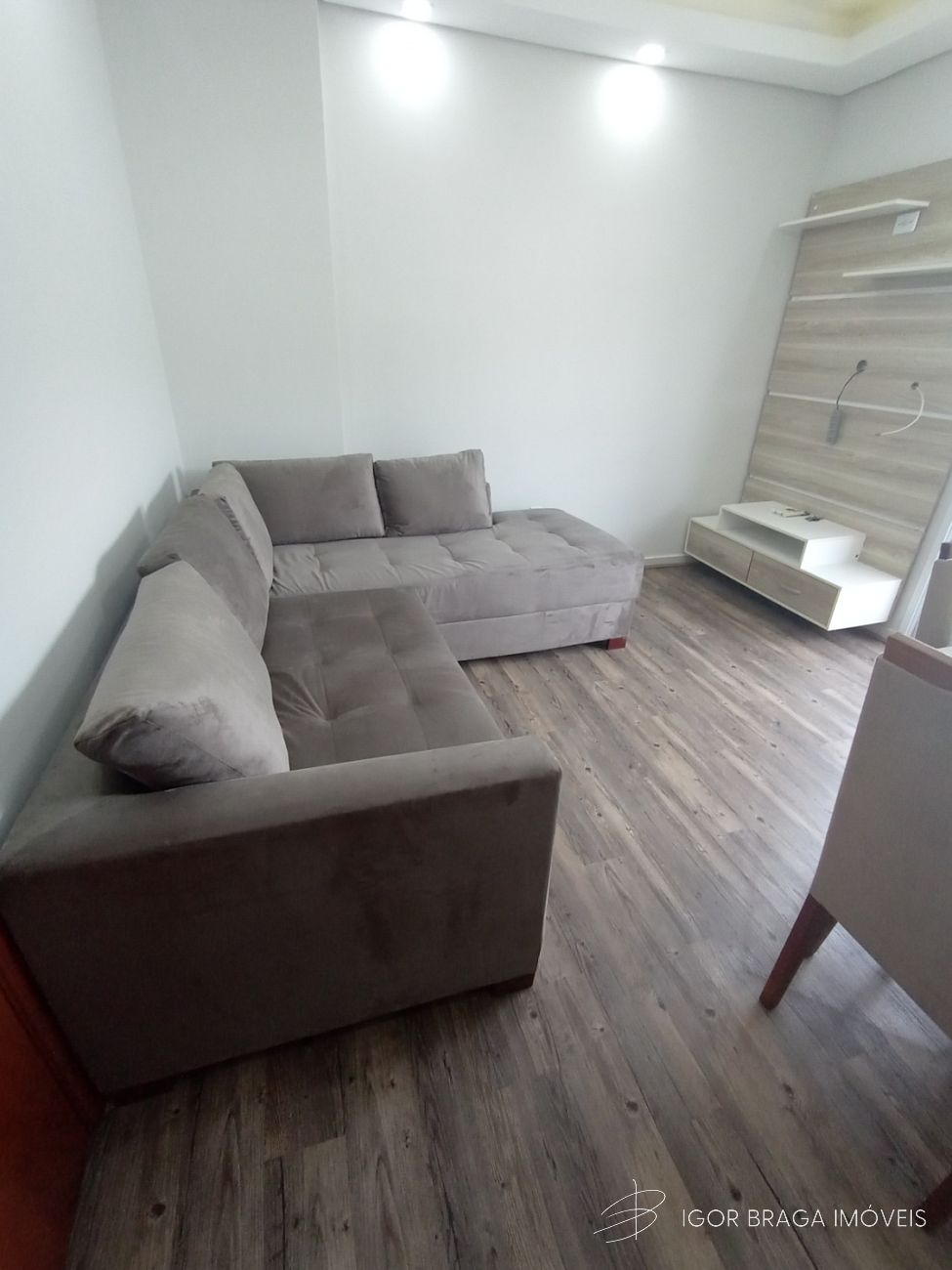 BELÍSSIMO APARTAMENTO, AMPLO E ÀREA DE LAZER