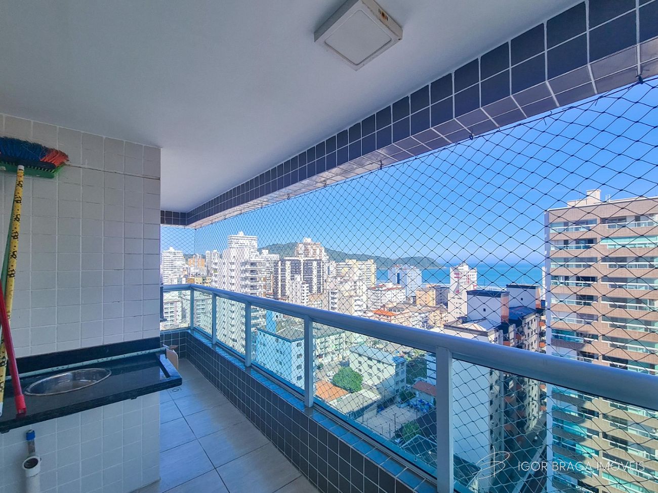 EXCELENTE APARTAMENTO, À 300M DO MAR E LAZER COMPLETO