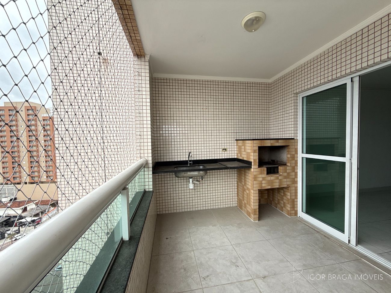 BELÍSSIMO APARTAMENTO,AMPLO E  À 450M DO MAR