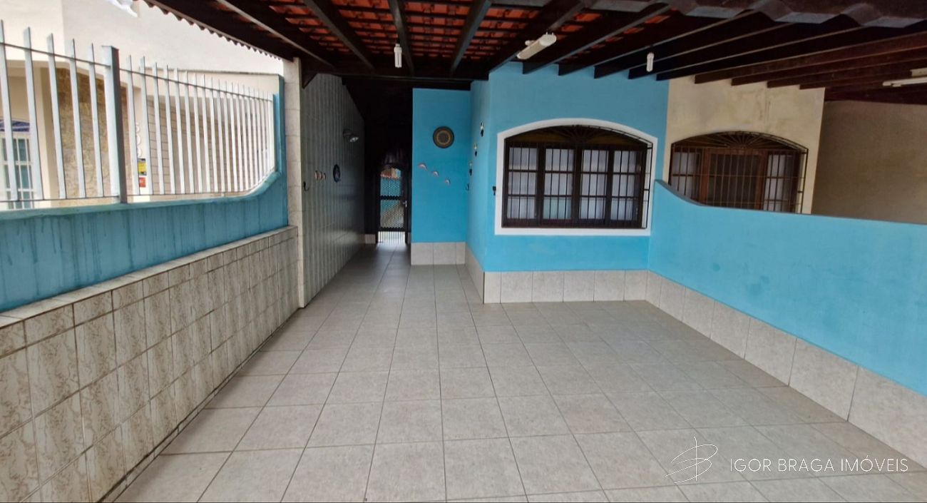 BELÍSSIMA CASA GEMINADA, AMPLA E À 500M DO MAR