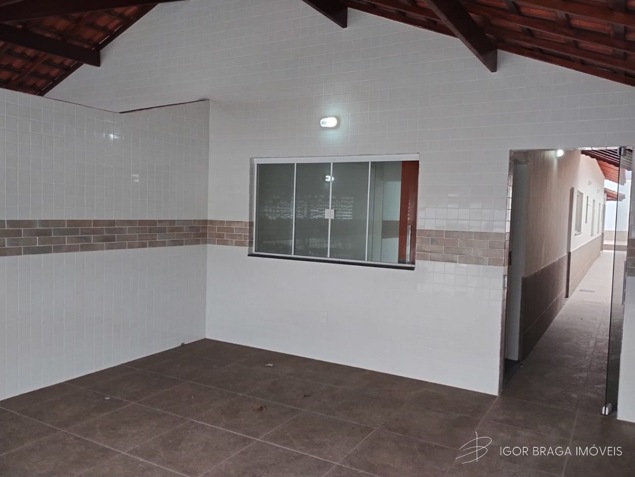 BELÍSSIMA CASA GEMINADA, FINO ACABAMENTO E À 400M DO MAR