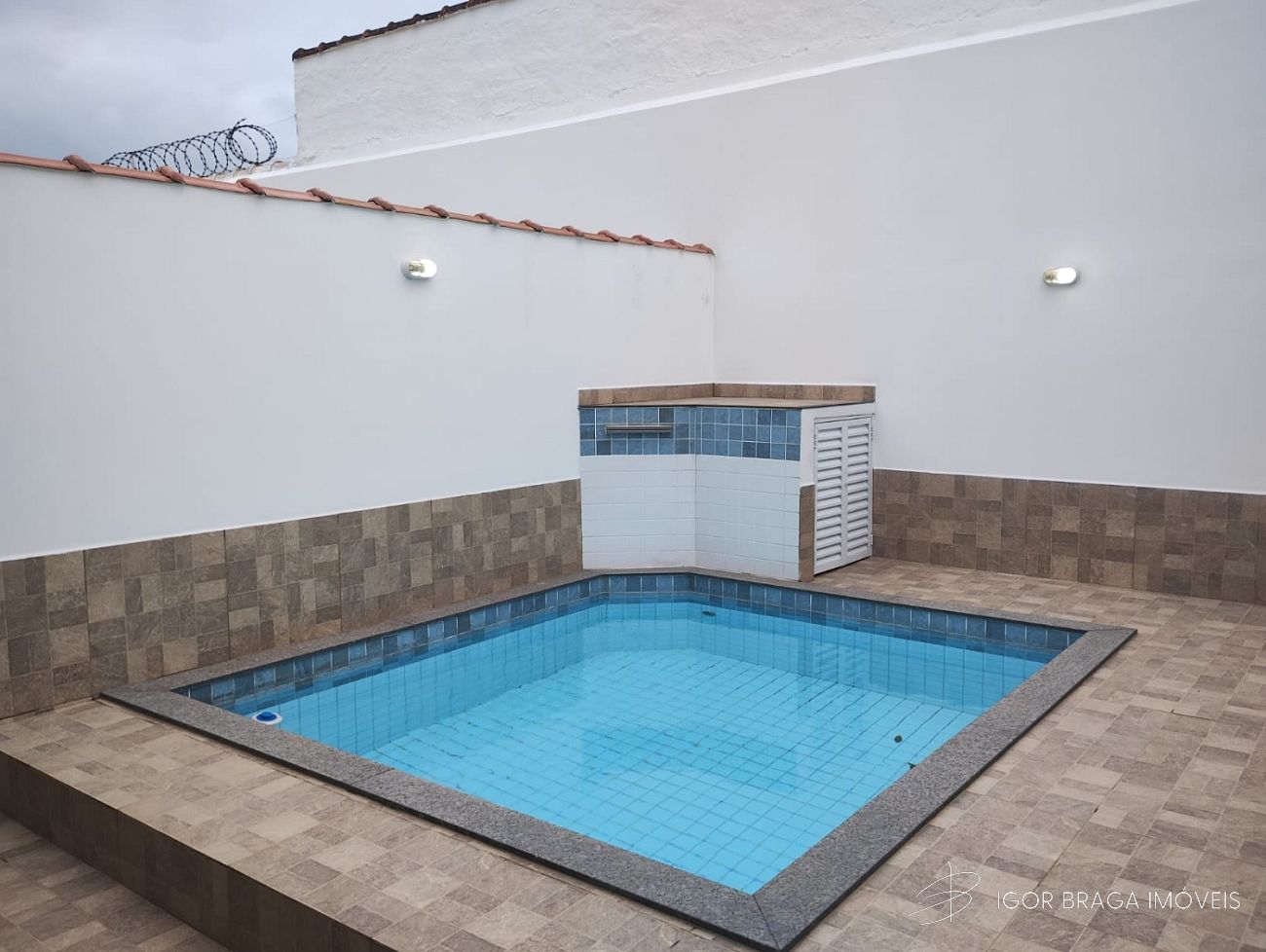 BELÍSSIMA CASA GEMINADA, FINO ACABAMENTO E À 450M DO MAR