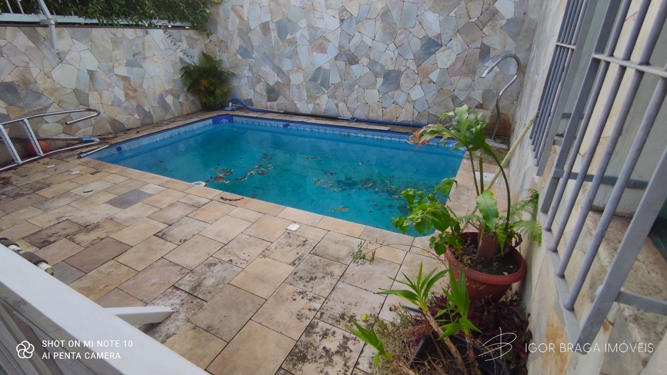 BELÍSSIMA CASA, FINO ACABAMENTO E À 380M DO MAR