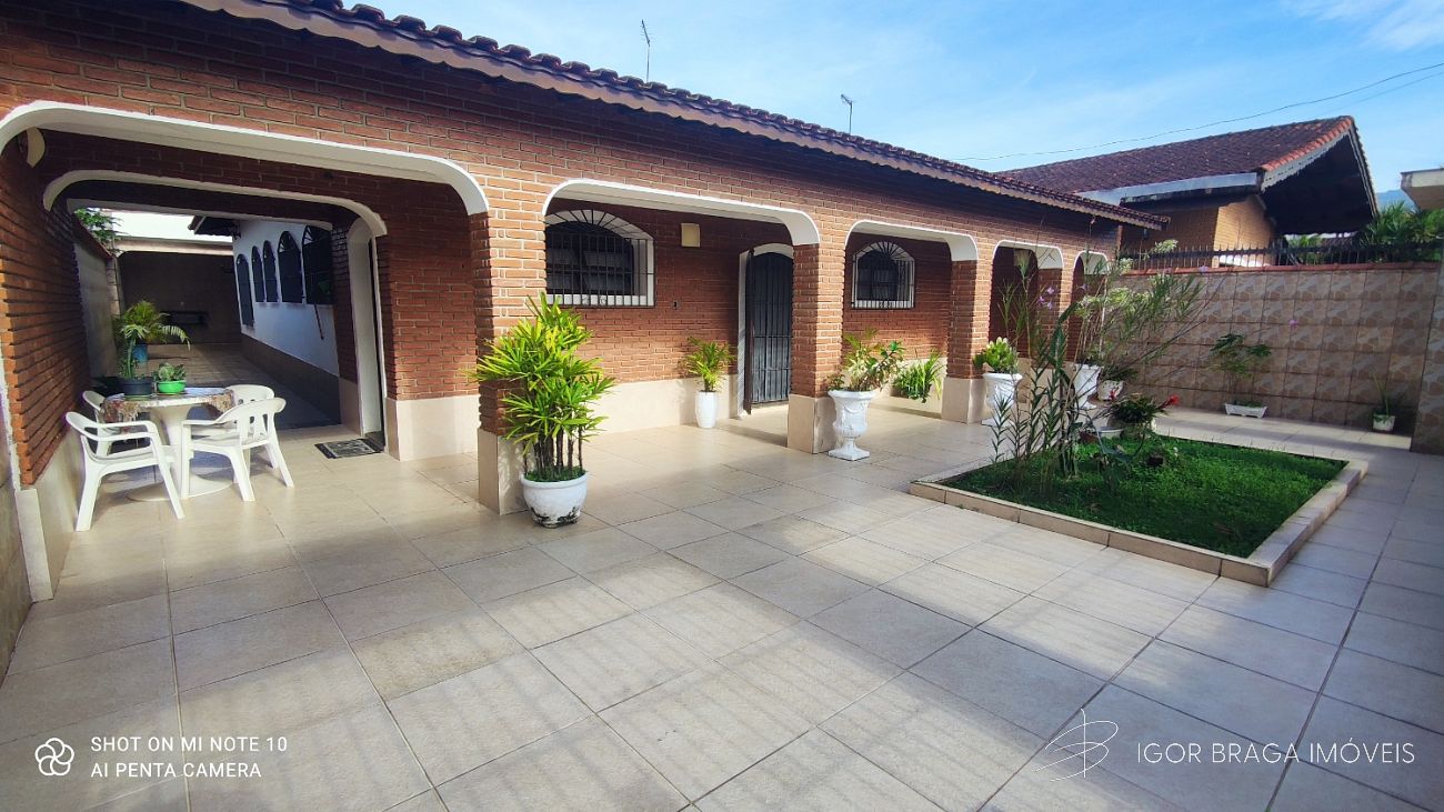 BELÍSSIMA CASA, AMPLA E À 350M DO MAR