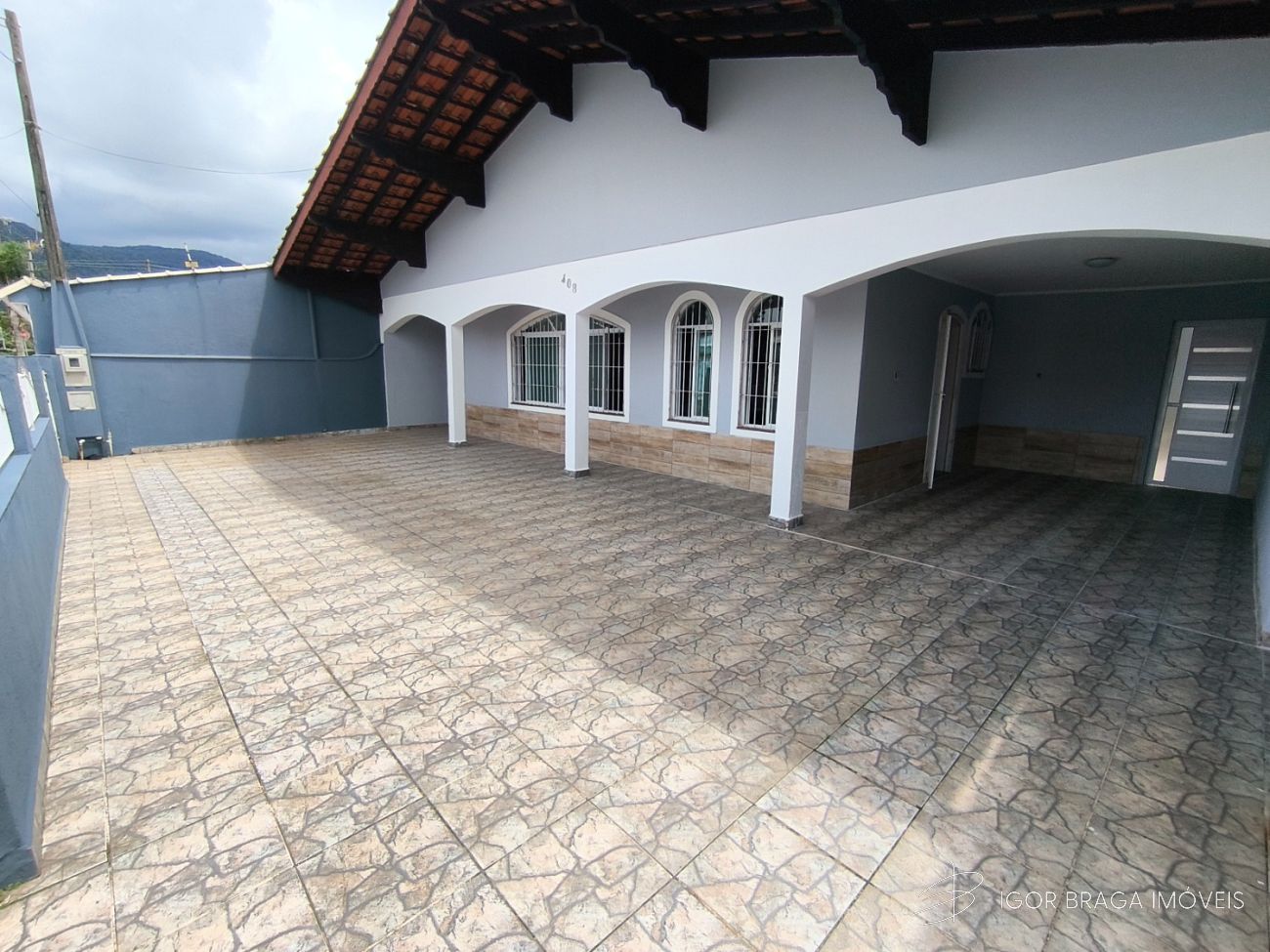 BELÍSSIMA CASA, AMPLA E À 380M DO MAR