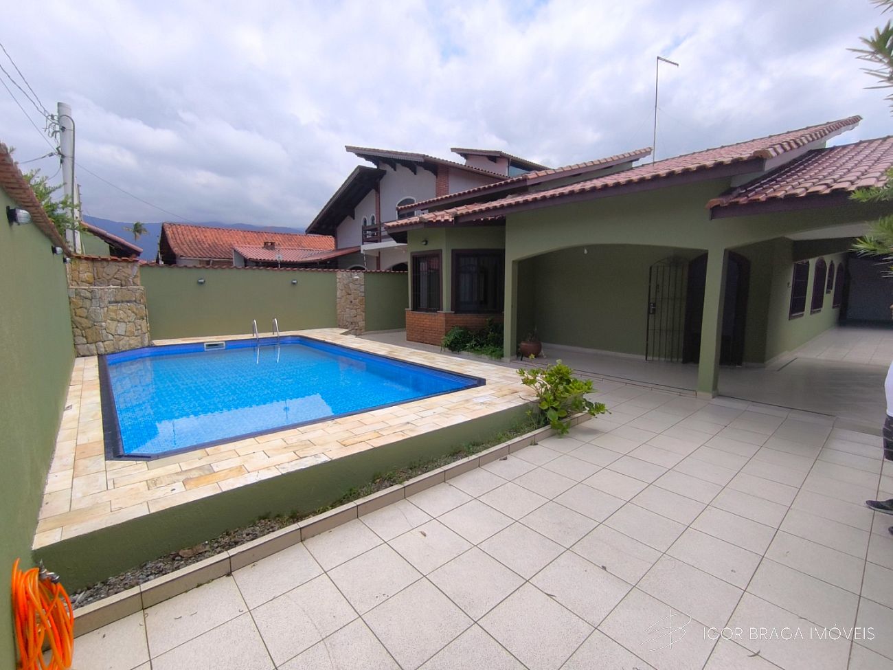 BELÍSSIMA CASA, AMPLA E À 120M DO MAR