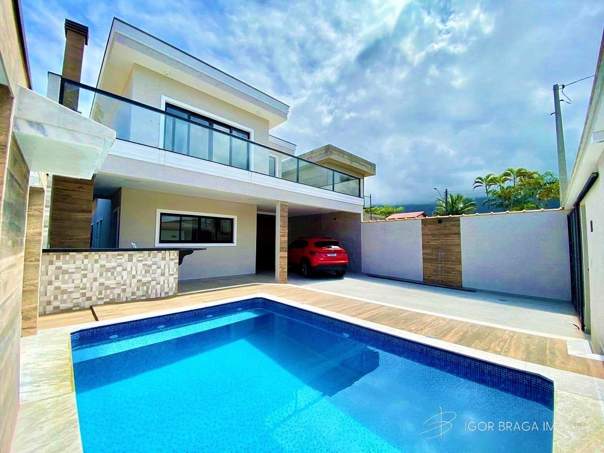 BELÍSSIMA CASA, AMPLA E À 240M DO MAR