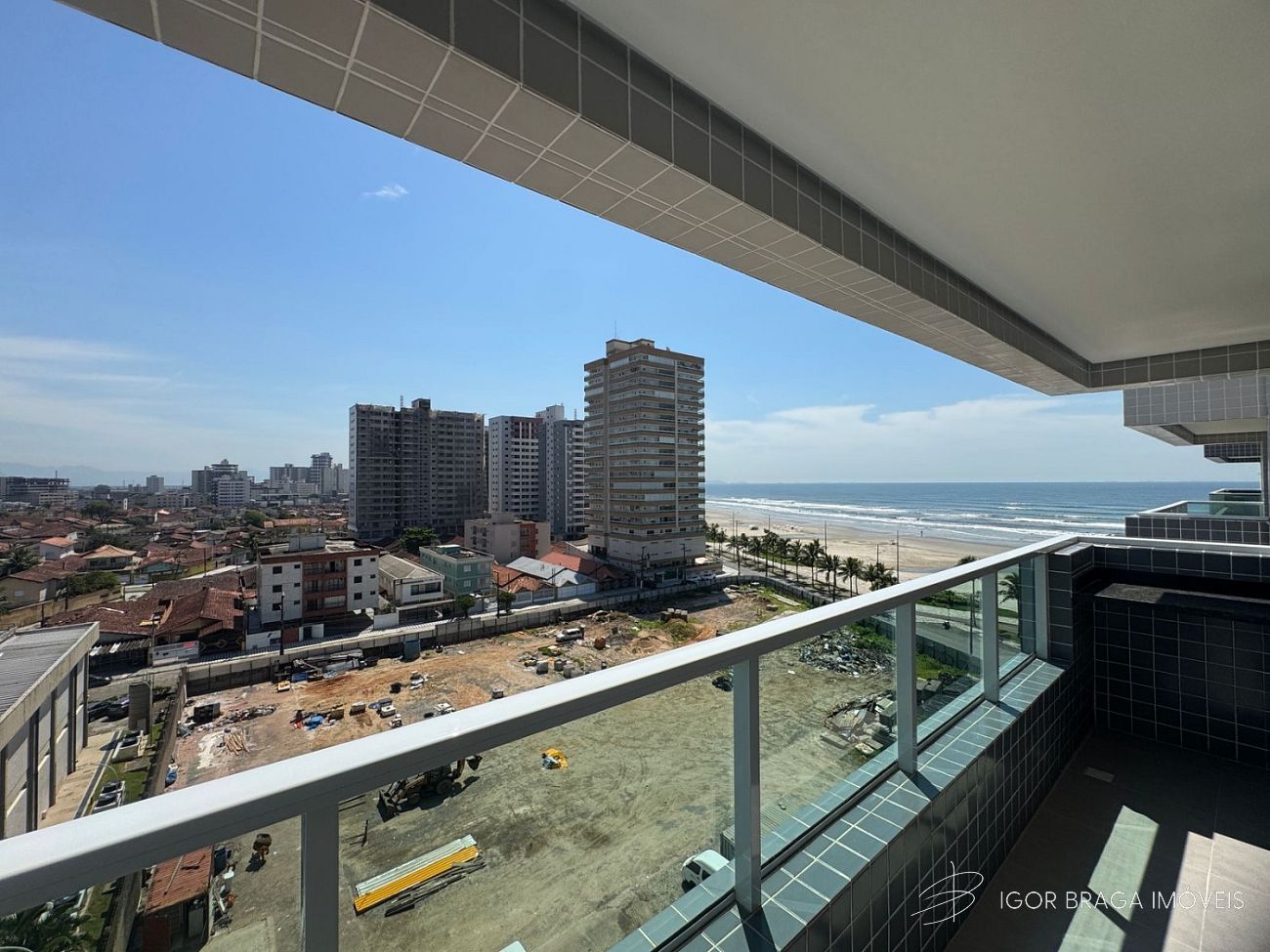 BELÍSSIMO APARTAMENTO, À 50M DO MAR E LAZER COMPLETO