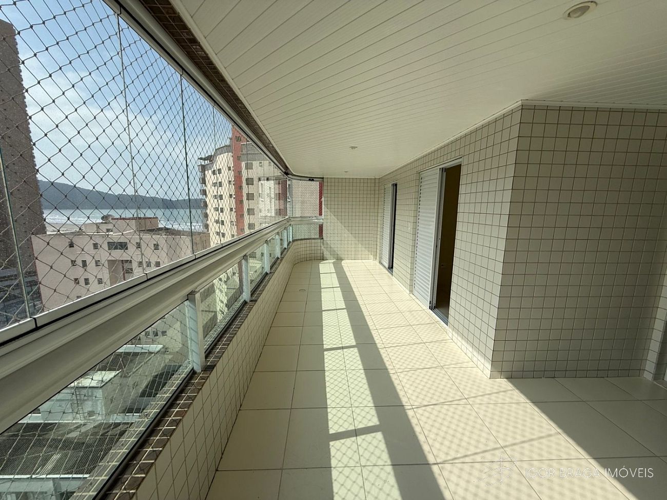 BELÍSSIMO APARTAMENTO, À 80M DO MAR E LAZER COMPLETO