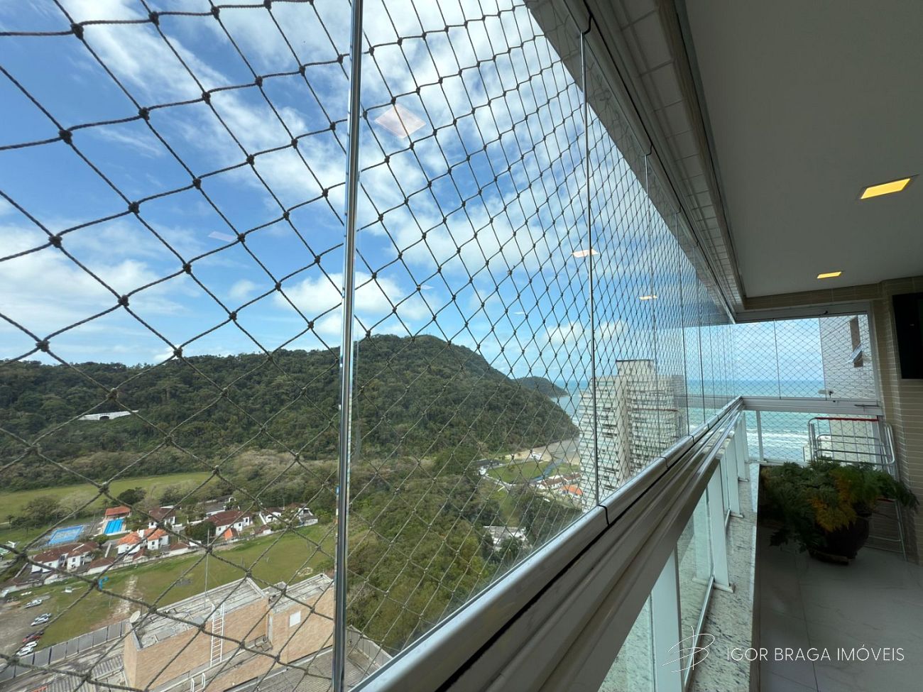 EXCELENTE APARTAMENTO, À 350M DO MAR E LAZER COMPLETO