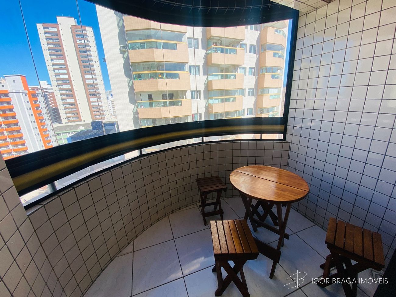 BELÍSSIMO APARTAMENTO, À 150M DO MAR E LAZER COMPLETO