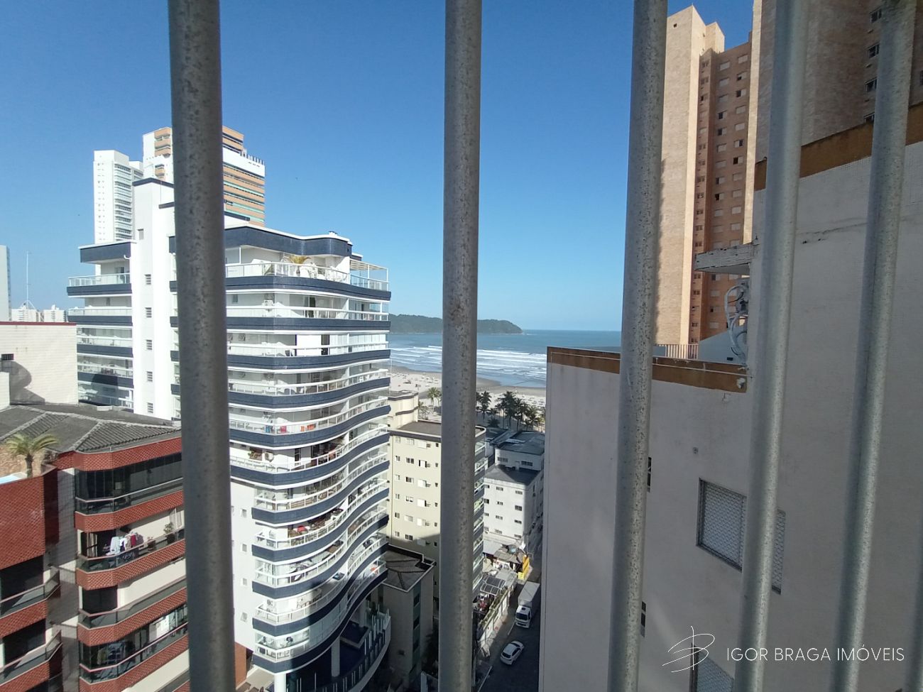 BELÍSSIMO APARTAMENTO, À 120M DO MAR E LAZER COMPLETO