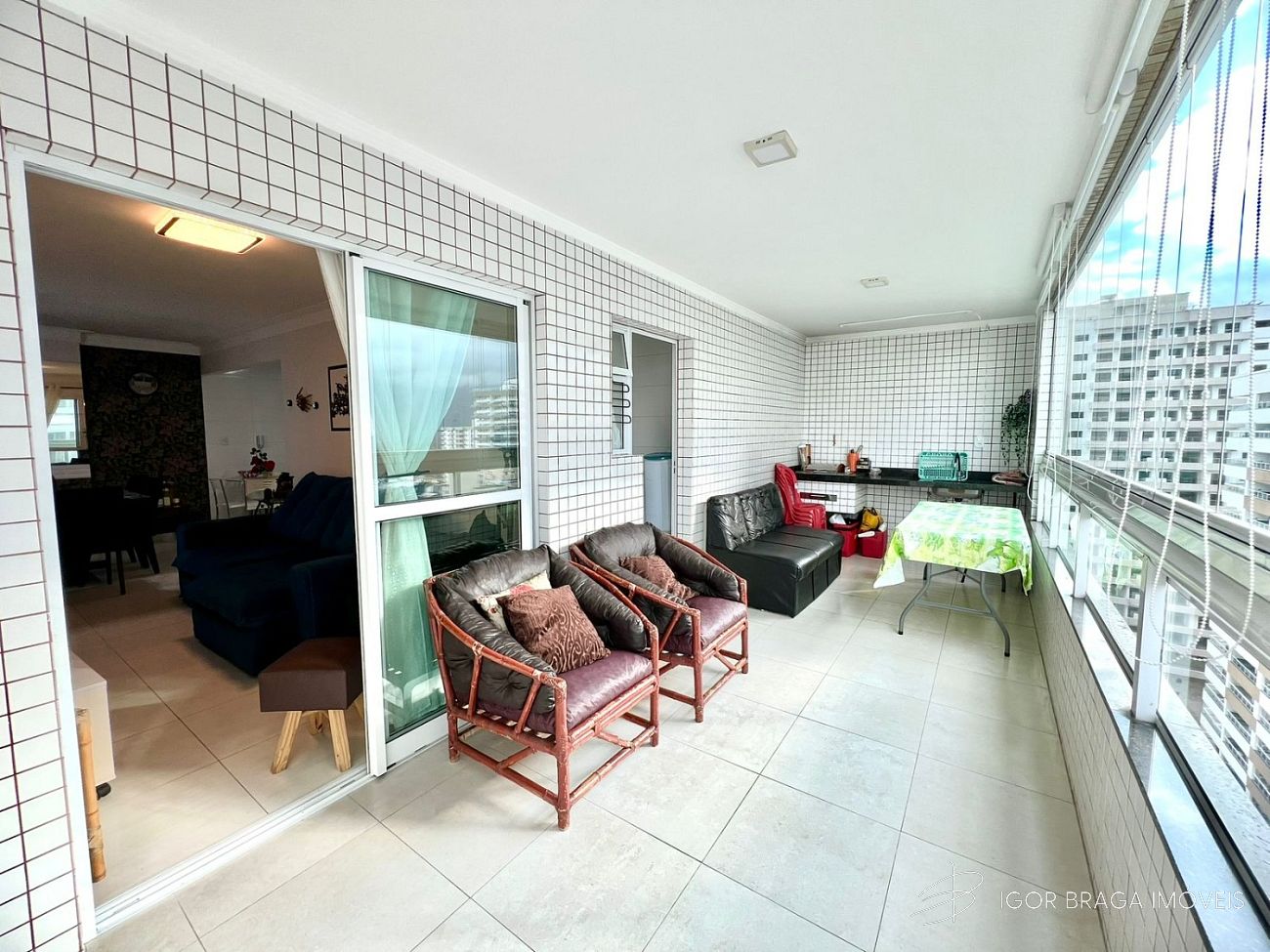 BELÍSSIMO APARTAMENTO, À 150M DO MAR E LAZER COMPLETO