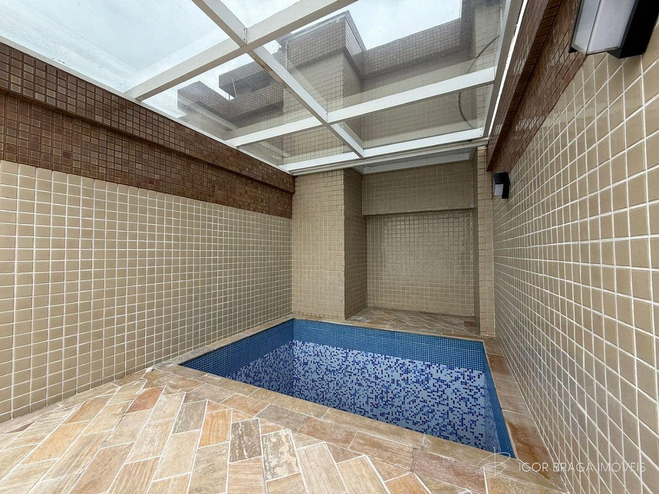 EXCELENTE COBERTURA, À 80M DO MAR E LAZER COMPLETO