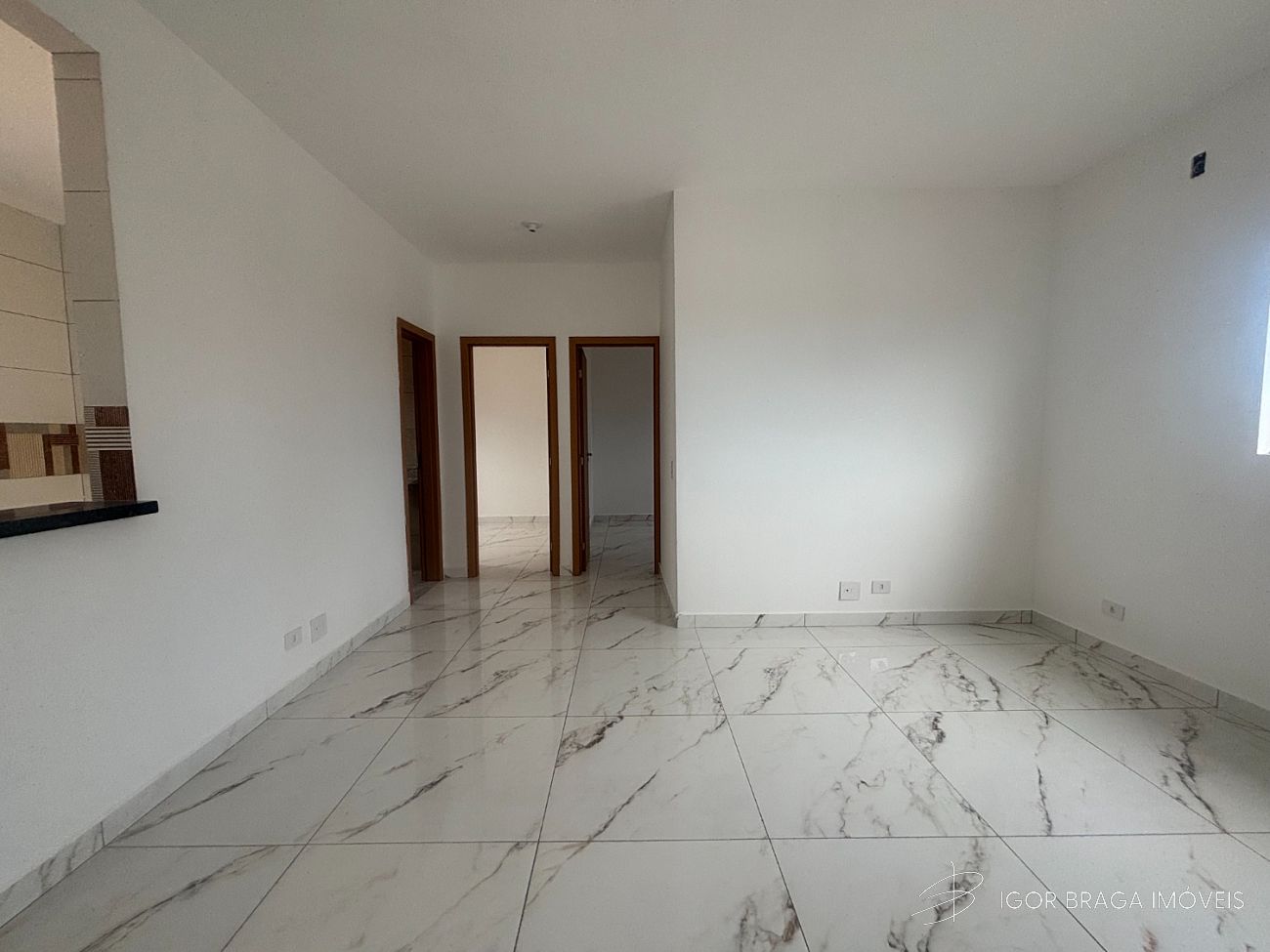 BELÍSSIMA CASA EM CONDOMÍNIO À 350M DO MAR