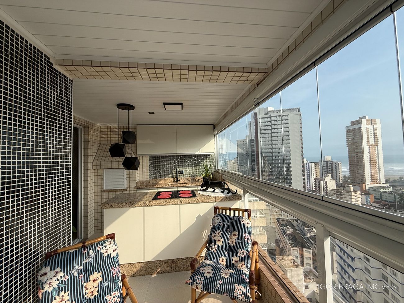 BELÍSSIMO APARTAMENTO, À 300M DO MAR E LAZER COMPLETO