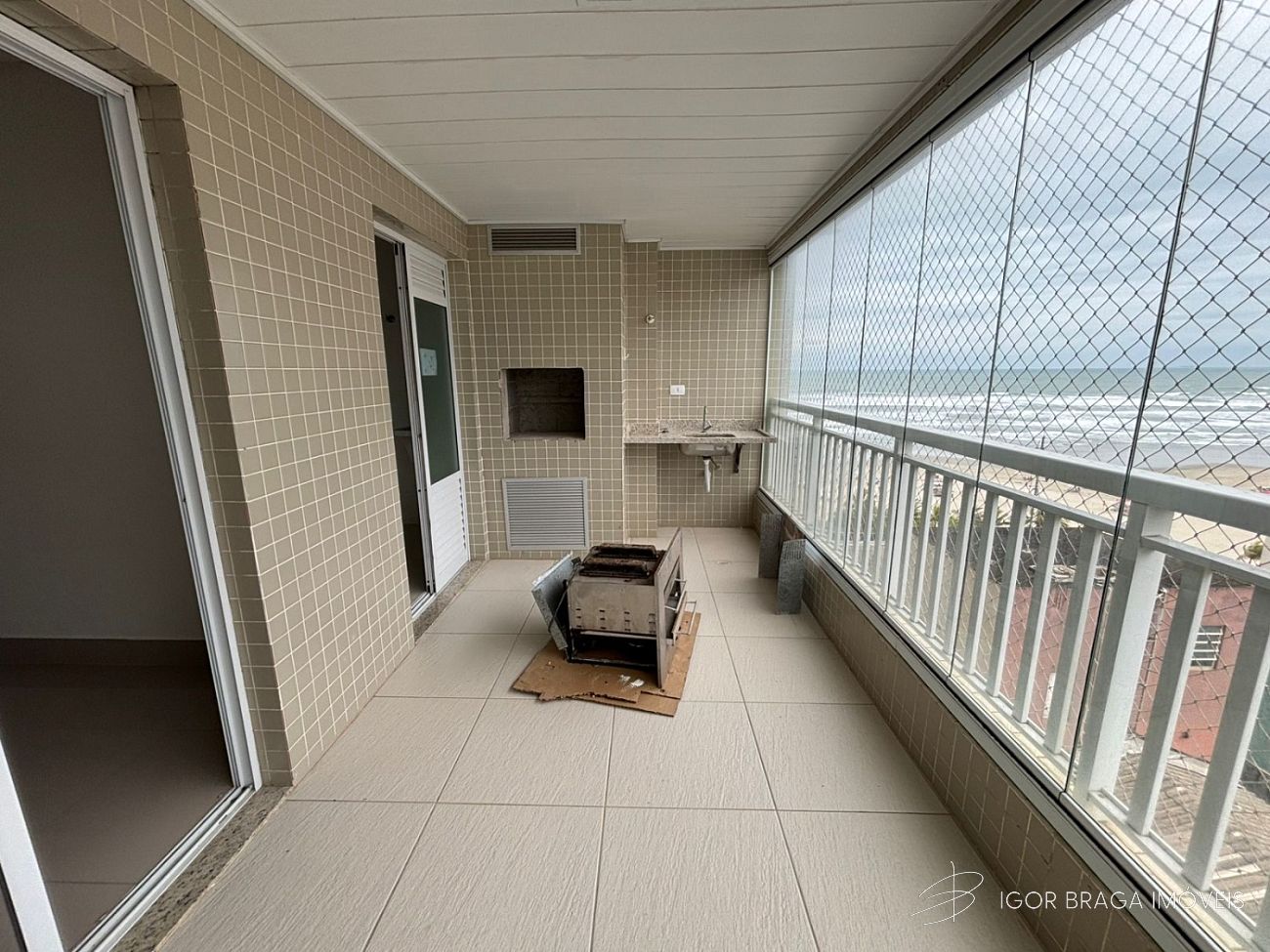 BELÍSSIMO APARTAMENTO, FRENTE MAR E LAZER COMPLETO