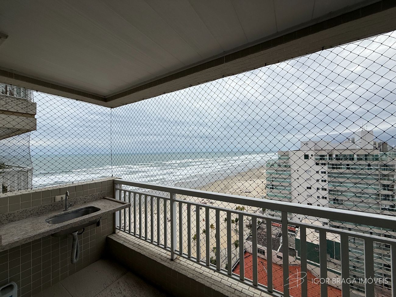 BELÍSSIMO APARTAMENTO, FRENTE MAR E LAZER COMPLETO