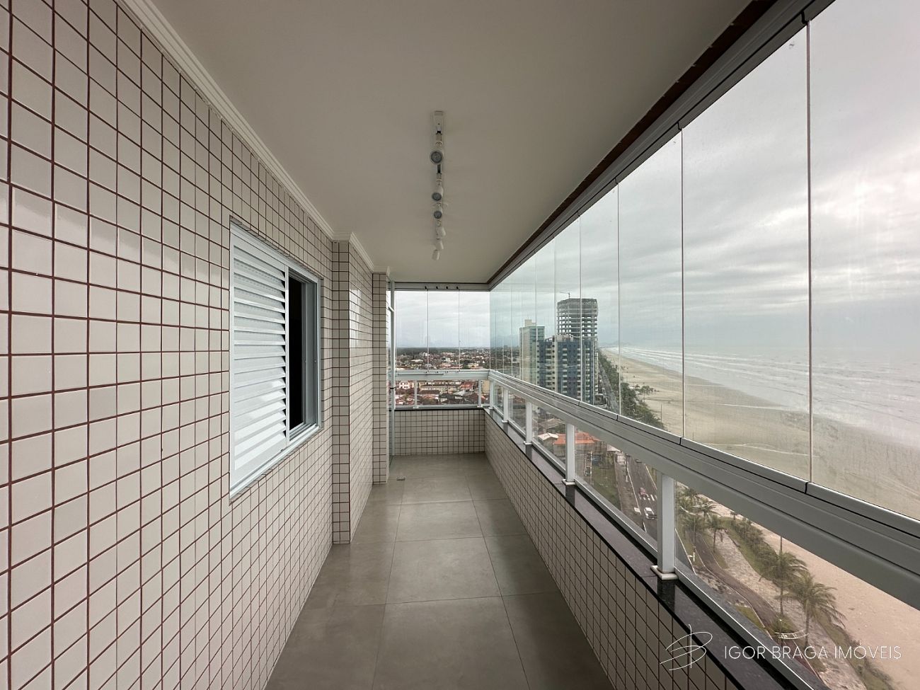 BELÍSSIMO APARTAMENTO, AMPLO E LAZER COMPLETO