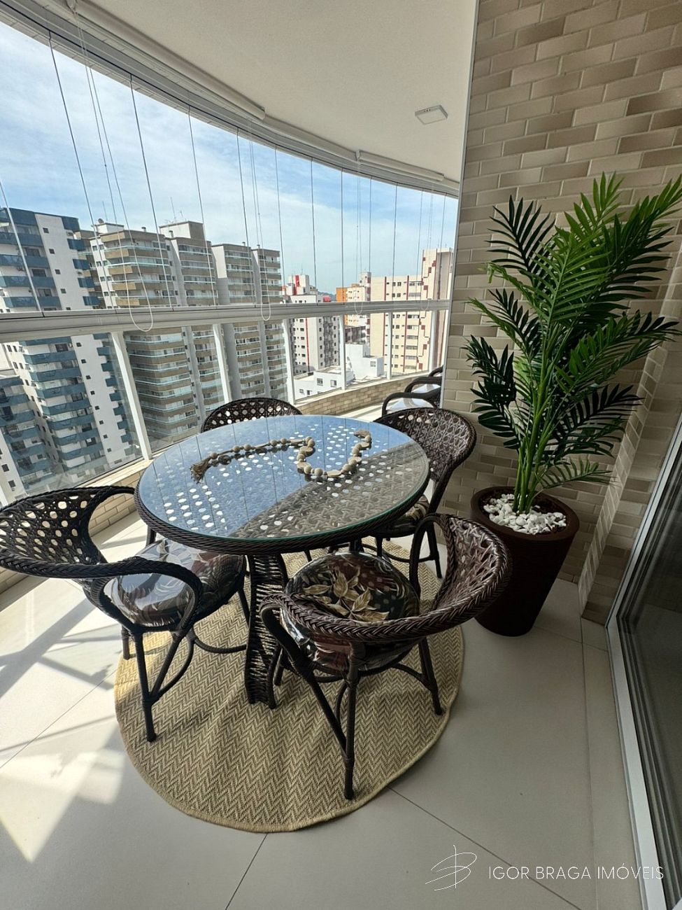 EXCELENTE APARTAMENTO, À 100M DO MAR E LAZER COMPLETO