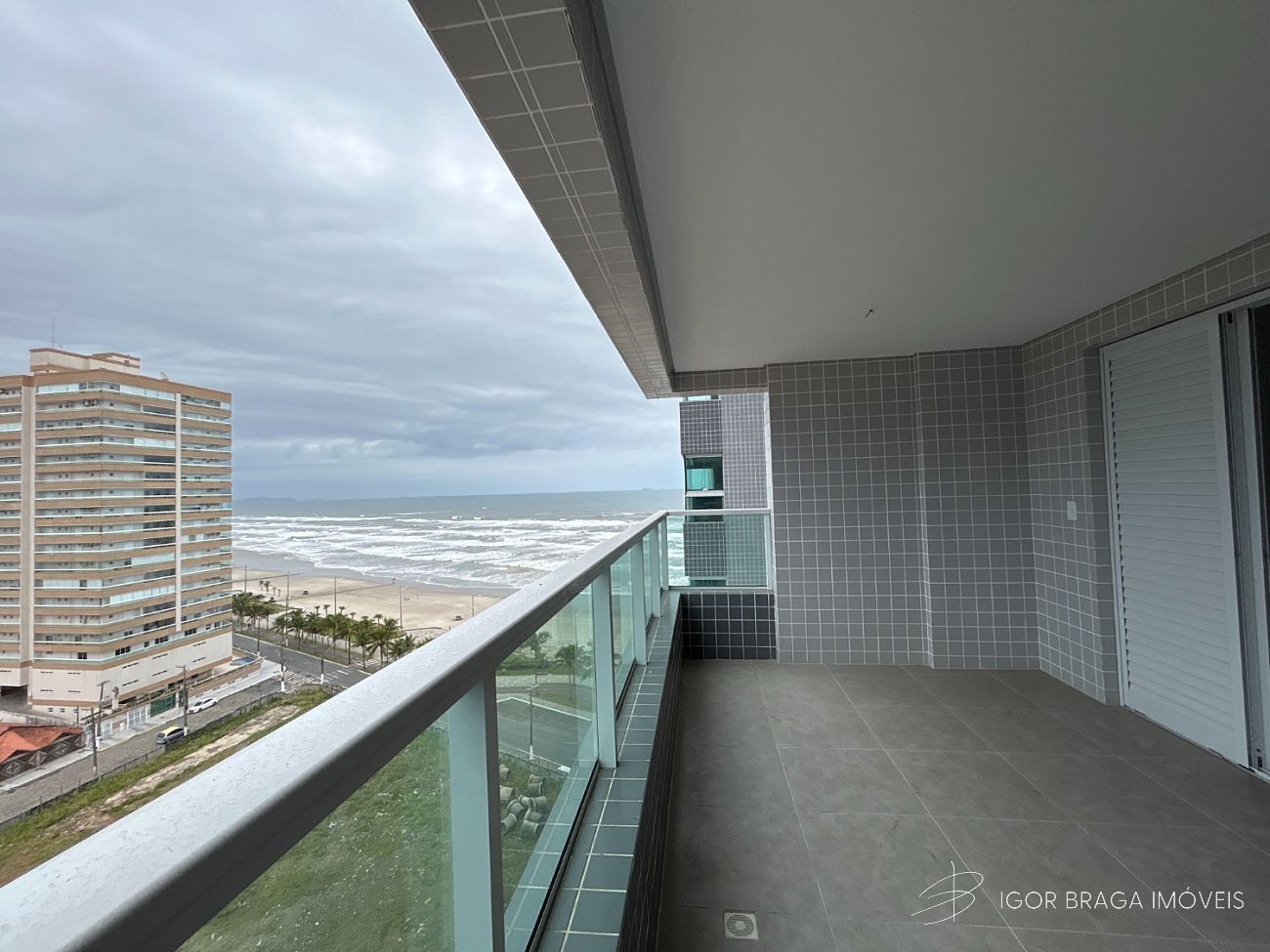 EXCELENTE APARTAMENTO, FRENTE MAR E LAZER COMPLETO