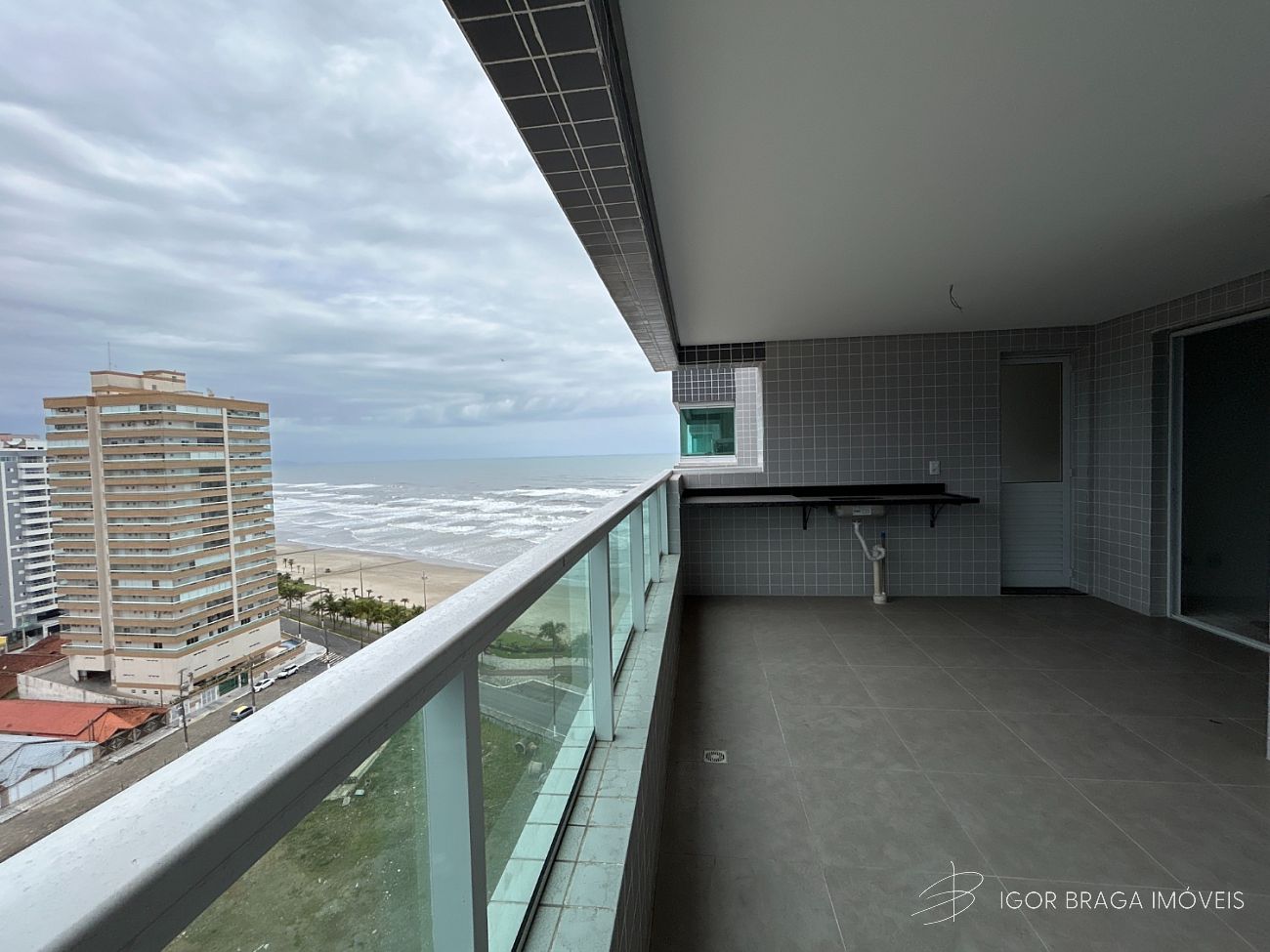 EXCELENTE APARTAMENTO, FRENTE MAR E LAZER COMPLETO