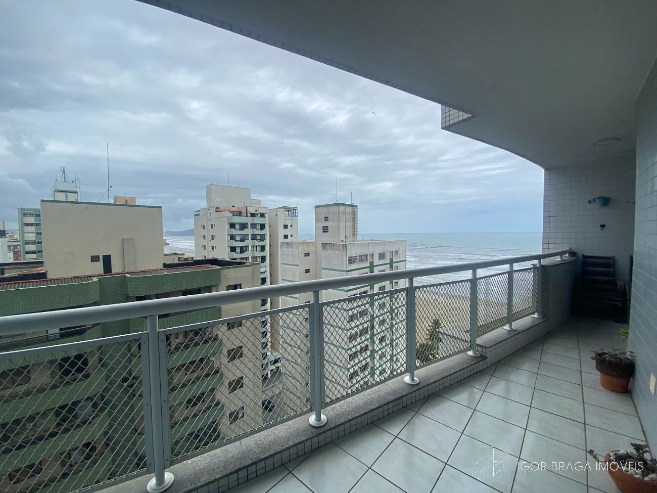 EXCELENTE APARTAMENTO, Á 30M DO MAR E LAZER COMPLETO