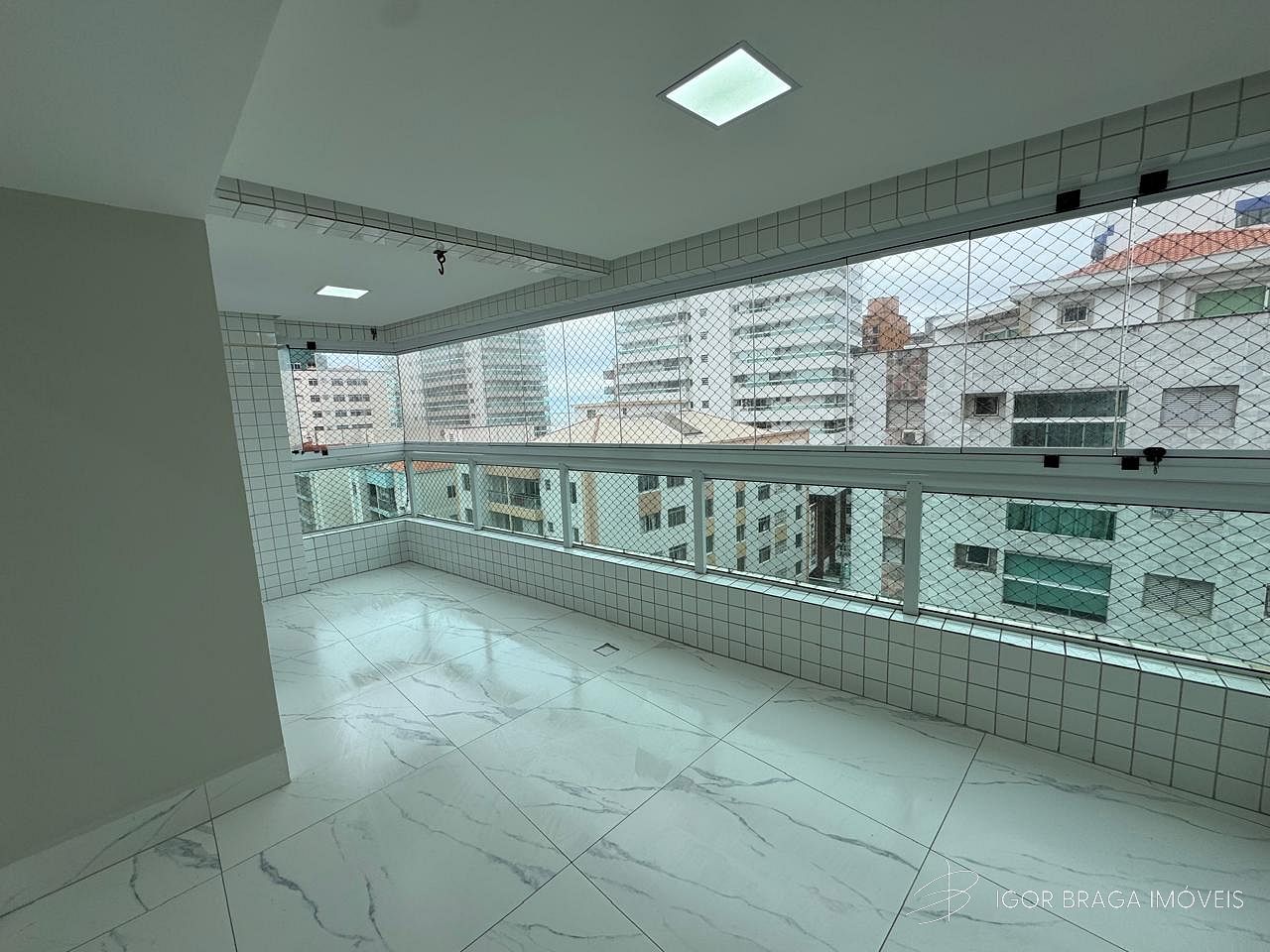 EXCELENTE APARTAMENTO, Á 100M DO MAR E LAZER COMPLETO