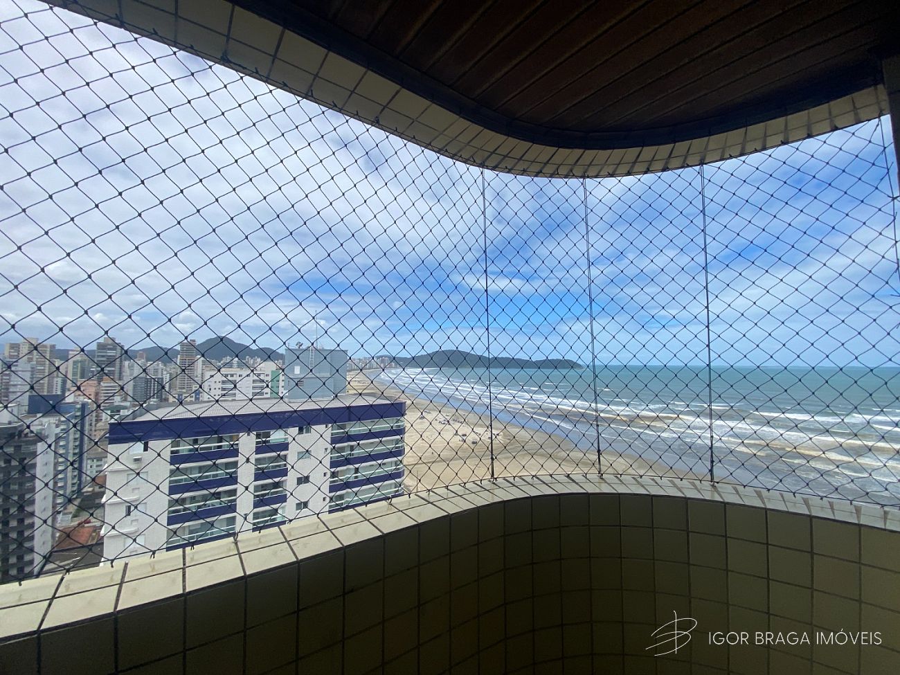 BELÍSSIMO APARTAMENTO COM VISTA PANORÂMICA E LAZER COMPLETO