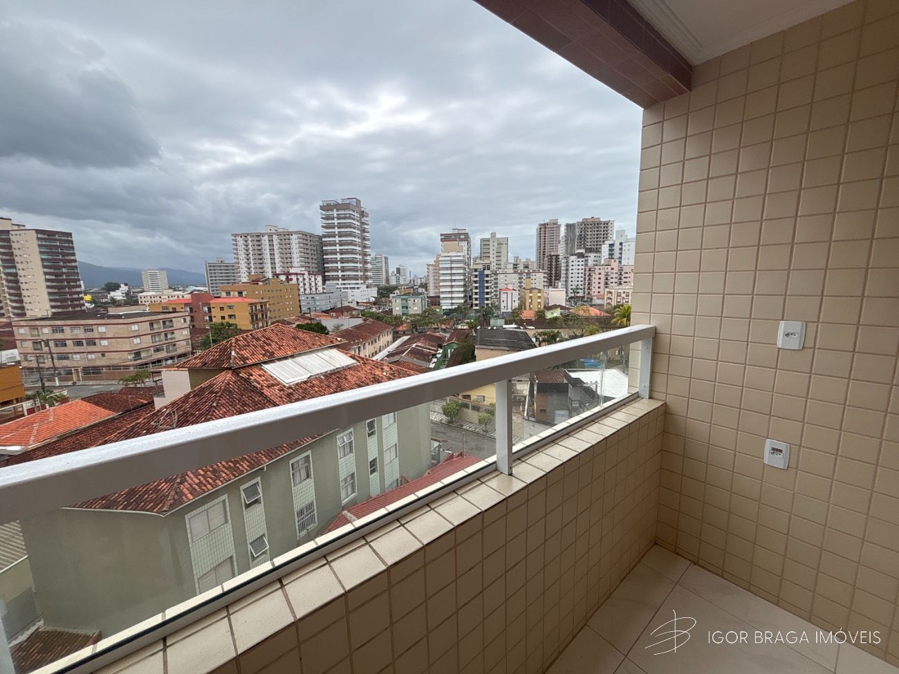 EXCELENTE APARTAMENTO A 300M DO MAR.