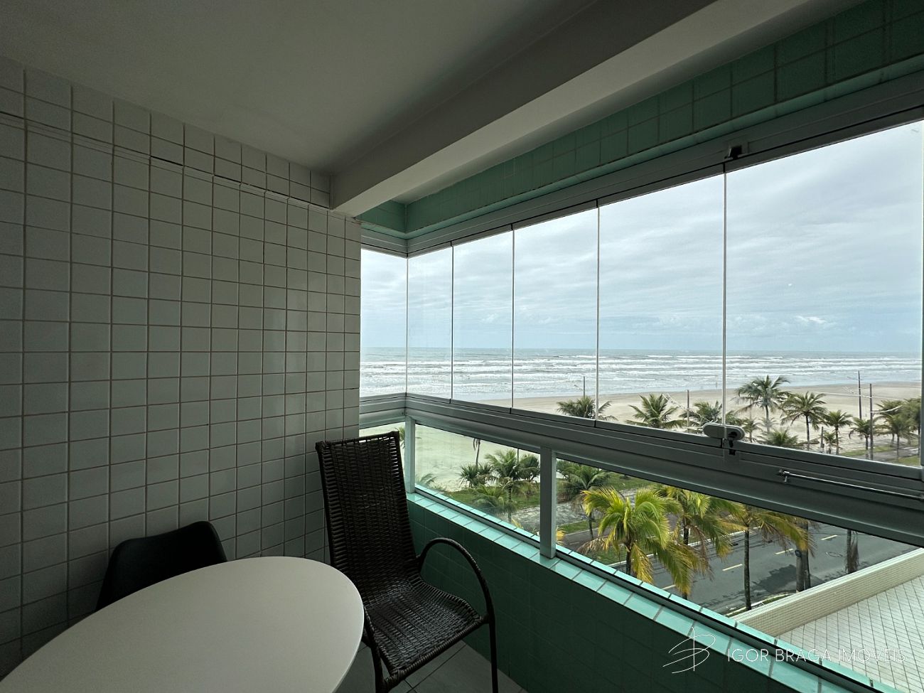 EXCELENTE APARTAMENTO AMPLO E COM VISTA MAR