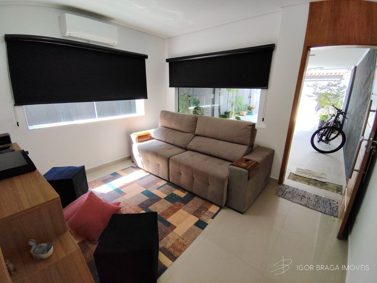 BELÍSSIMO SOBRADO, FINO ACABAMENTO E À 100M DO MAR