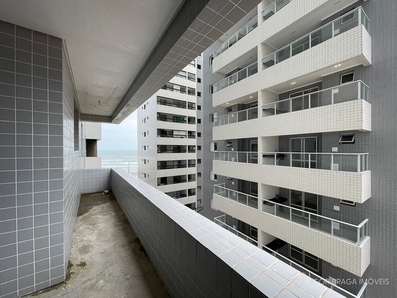 EXCELENTE APARTAMENTO A 30M DO MAR, COM LAZER COMPLETO