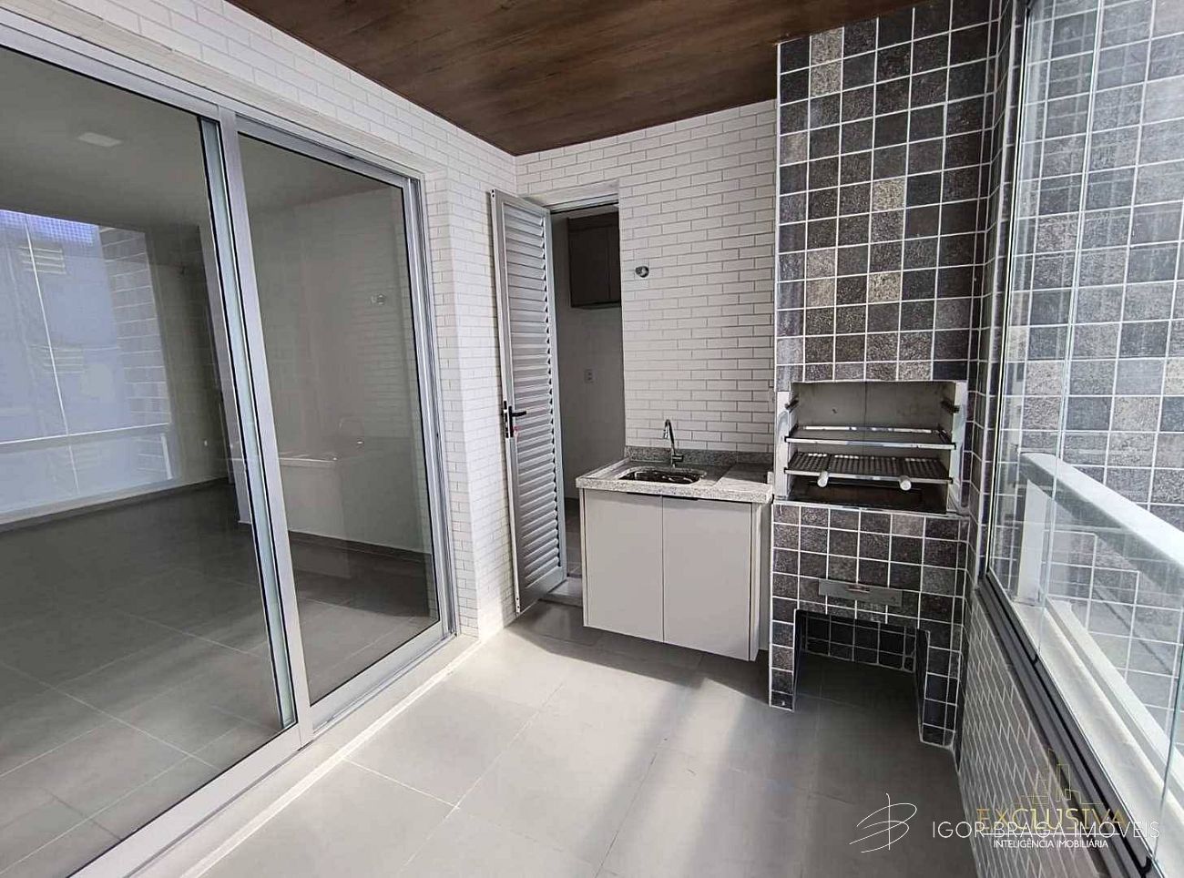 EXCELENTE APARTAMENTO A 200M DO MAR, COM AREA DE LAZER COMPLETA