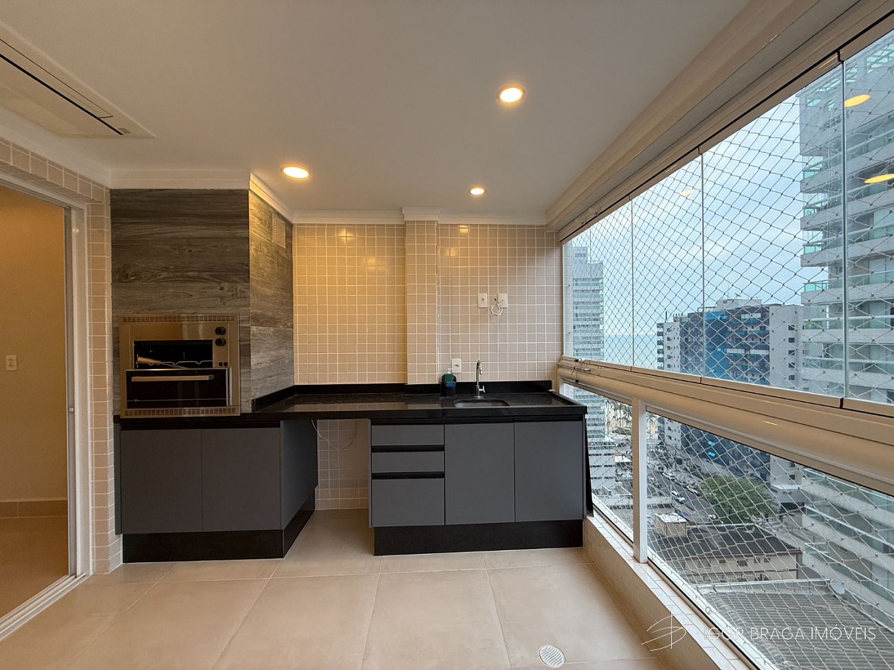 EXCELENTE APARTAMENTO 100M DO MAR, FINO ACABAMENTO E COM LAZER COMPLETO