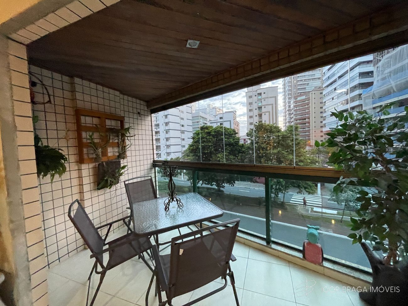 BELISSÍMO APARTAMENTO, AMPLO E À 200M DO MAR