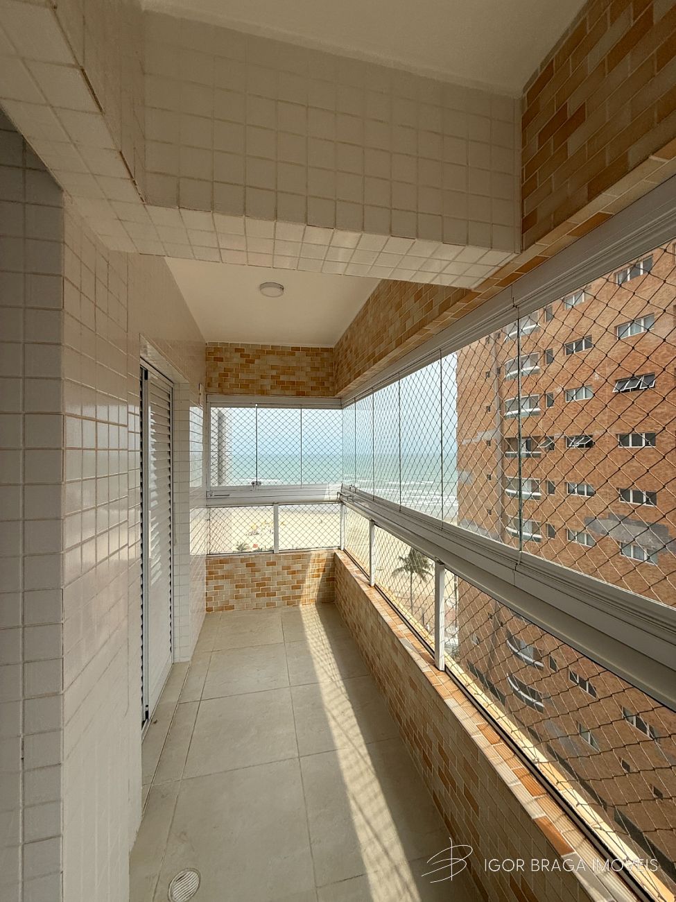 BELISSÍMO APARTAMENTO COM A 170M DO MAR E COM LAZER COMPLETO