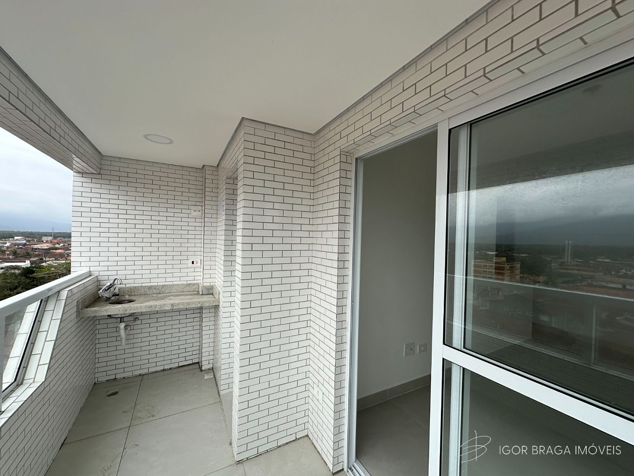 BELISSÍMO APARTAMENTO COM A 150M DO MAR E COM LAZER COMPLETO