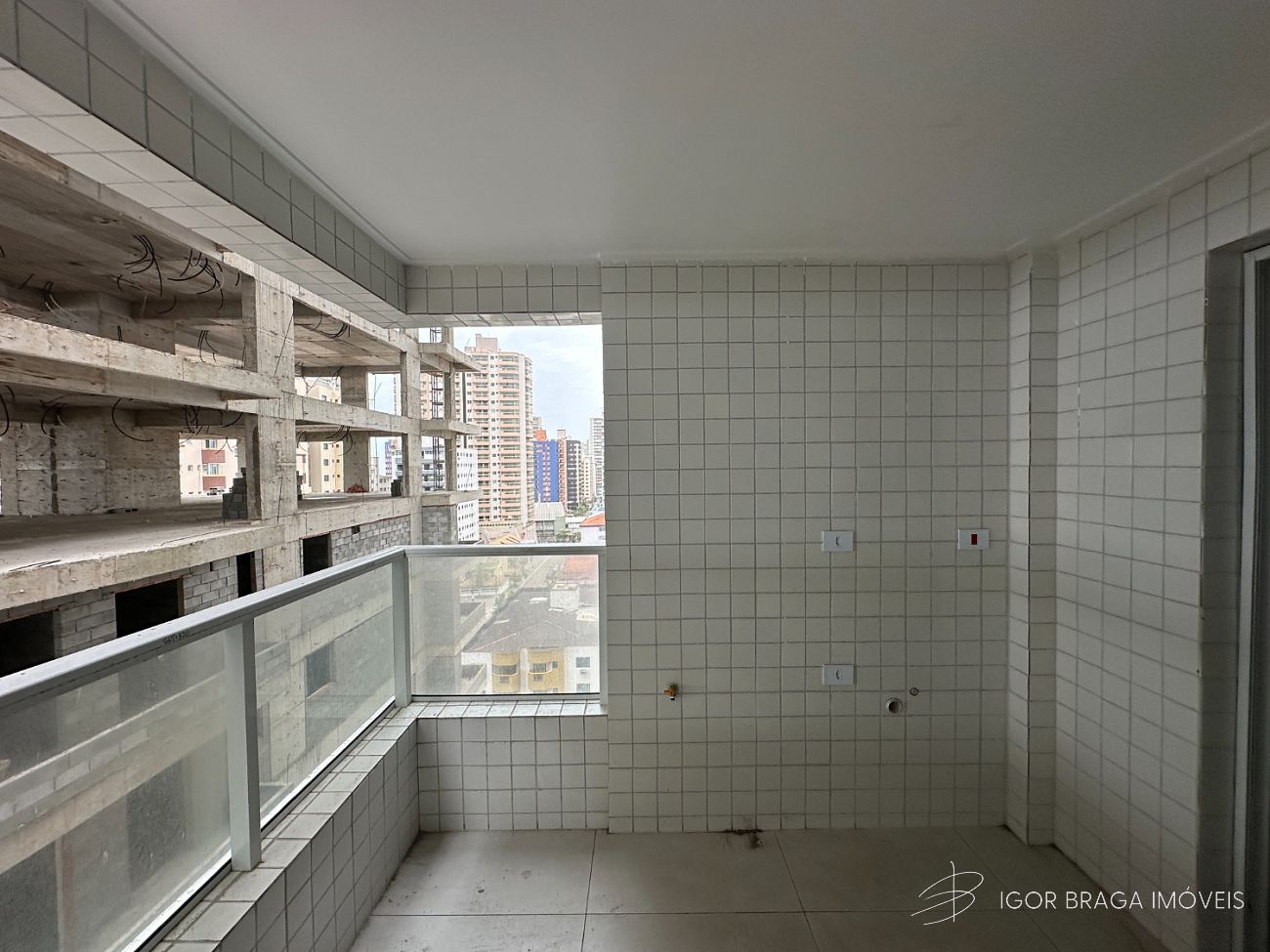 BELISSÍMO APARTAMENTO COM A 200M DO MAR E COM LAZER COMPLETO