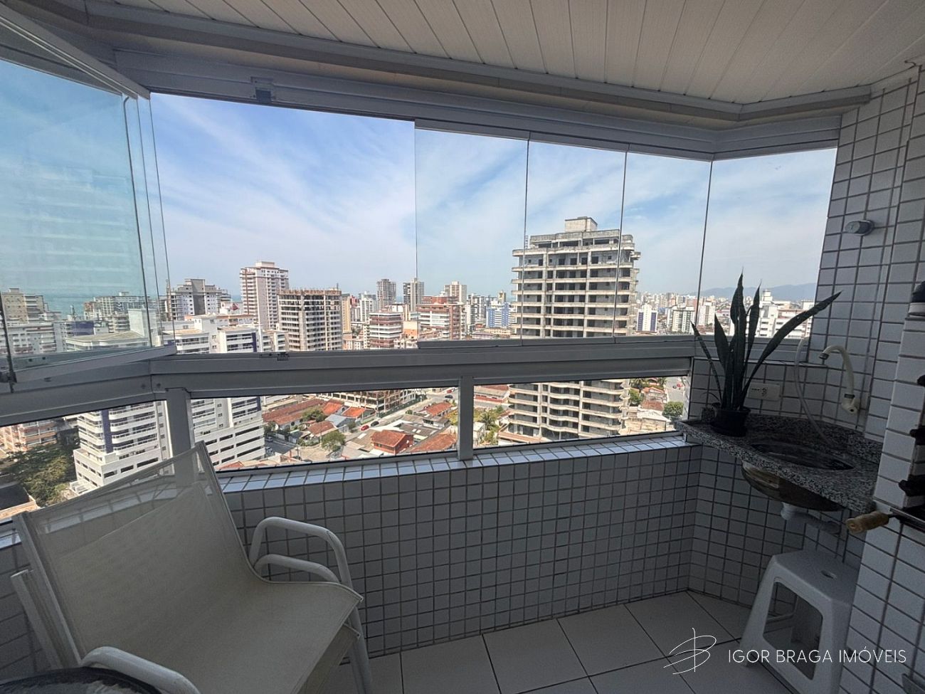 EXCELENTE APARTAMENTO A 700M DO MAR E COM LAZER COMPLETO