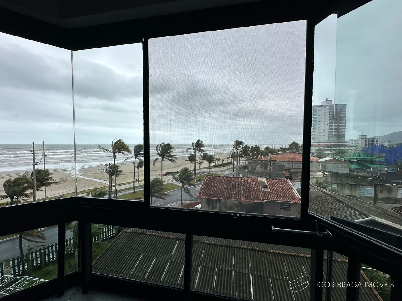 EXCELENTE APARTAMENTO A 35M DO MAR E COM LAZER COMPLETO