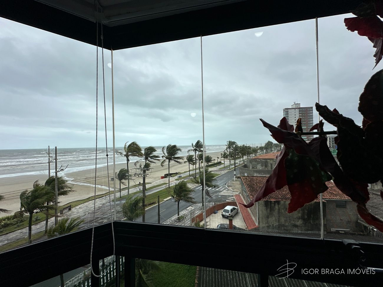 EXCELENTE APARTAMENTO A 35M DO MAR E COM LAZER COMPLETO