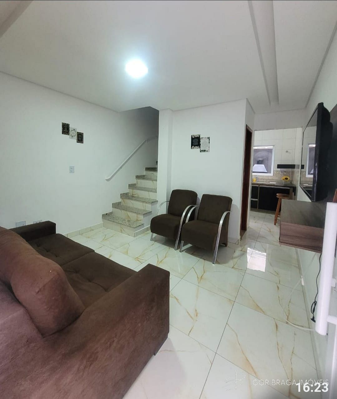 BELÍSSIMA CASA EM CONDOMINIO, À 500M DO MAR