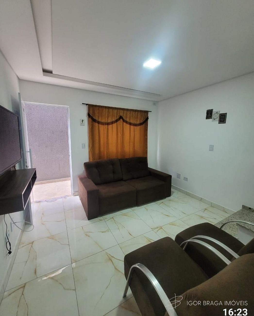 BELÍSSIMA CASA EM CONDOMINIO, À 500M DO MAR