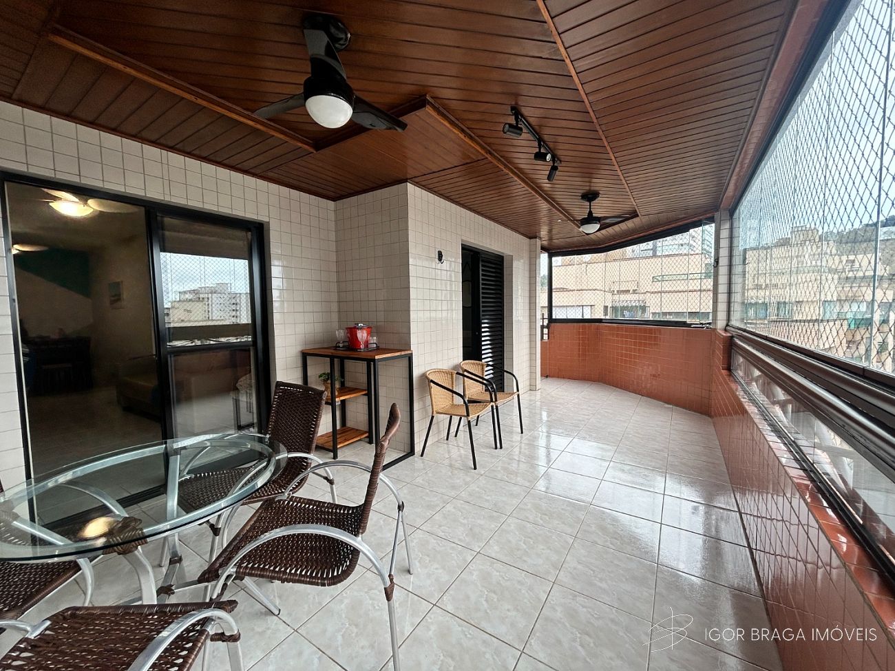 EXCELENTE APARTAMENTO A 300M DO MAR COM AREA DE LAZER COMPLETO