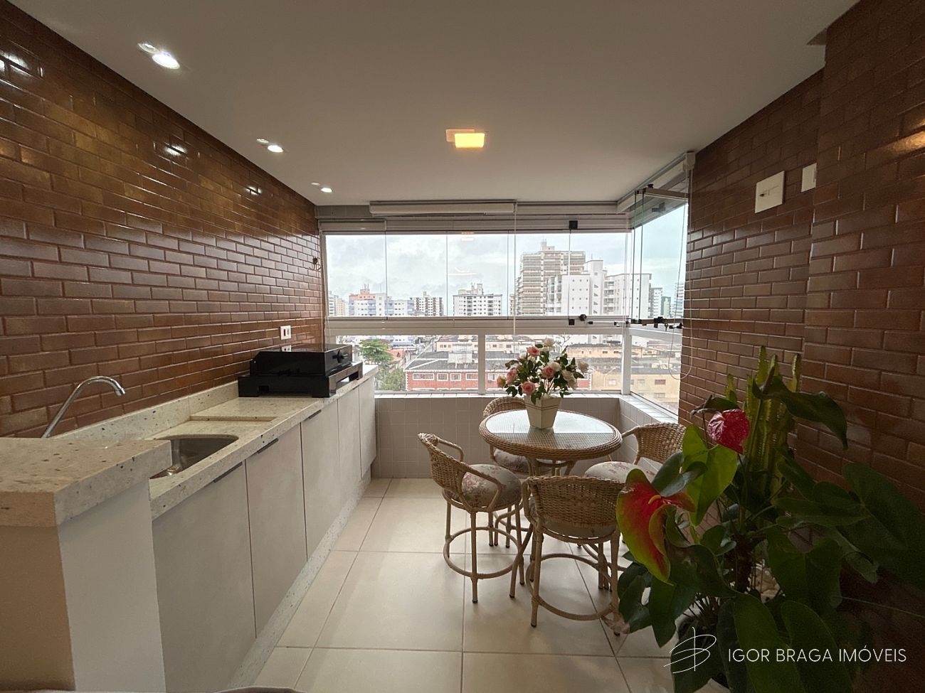 EXCELENTE APARTAMENTO A 400M DO MAR COM AREA DE LAZER COMPLETO